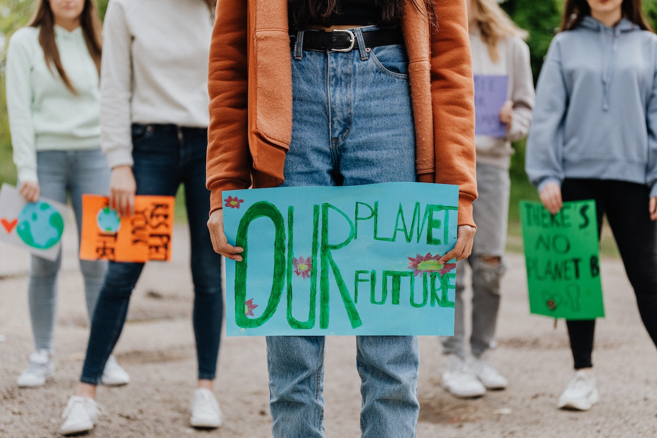 Niños y jóvenes de todo el mundo exigen que los líderes actuales pongan en práctica las políticas necesarias para preservar su futuro. Foto: Pexel.