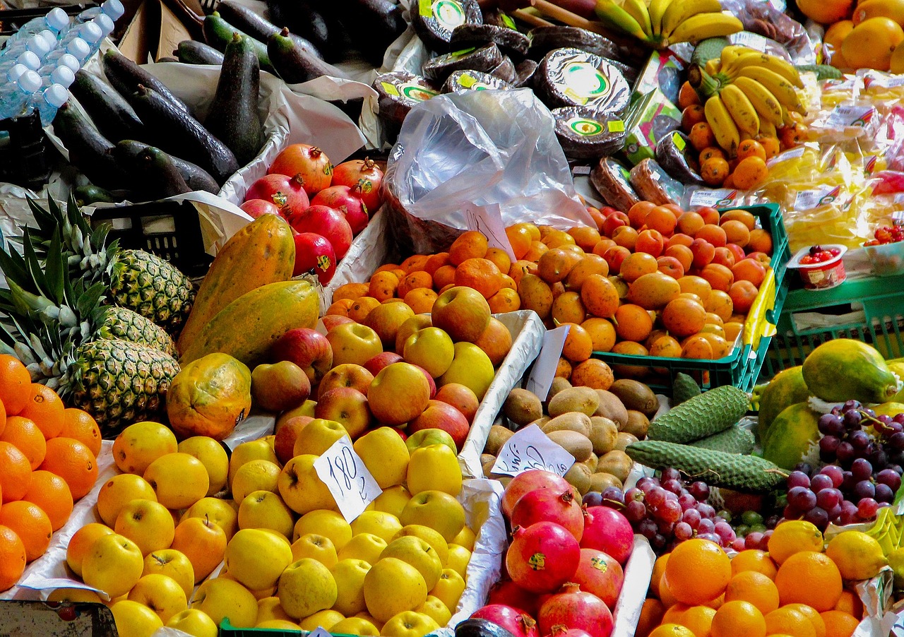 Para dar apoyo a los pequeños agricultores familiares, que  producen  una proporción significativa de los alimentos mundiales y llegan a los consumidores a través de mercados locales en vez de cadenas de suministro globales, se necesita un marco de políticas totalmente diferente. Foto: Pixabay.