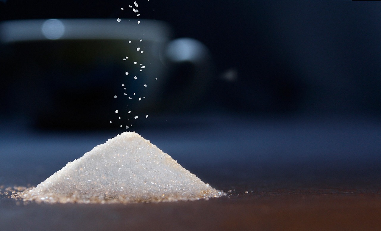 Estados Unidos también regula la cantidad de importaciones de azúcar, a pesar de que quedan pocos productores de azúcar en el país, por lo que los estadounidenses pagan casi el doble del promedio mundial por el azúcar. Foto: Pixabay.