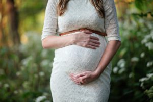 Una mujer embarazada puede aplicarse la vacuna contra covid Foto: Pexels