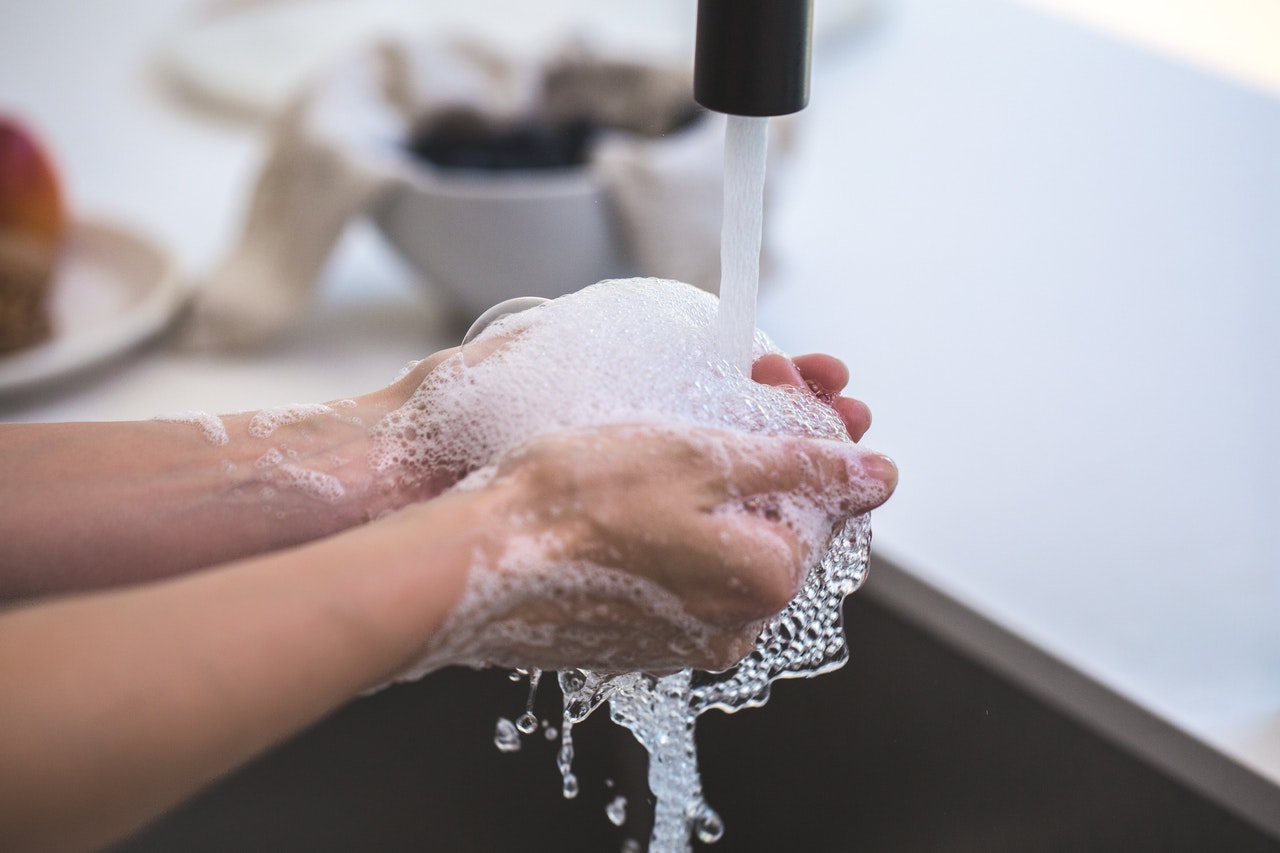 Una de las mejores formas de prevenir el coronavirus es lavarse las manos | Foto: Pexels