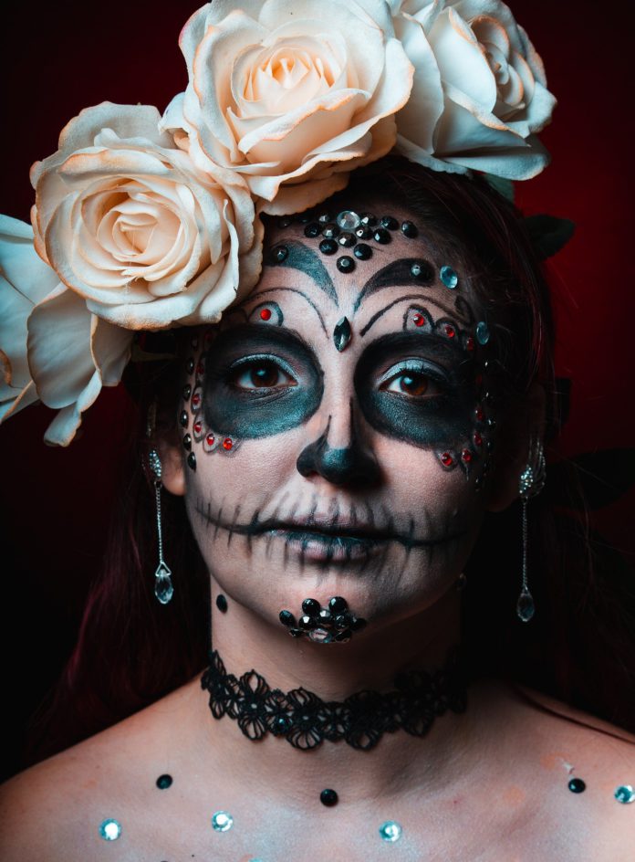 Estos tutoriales te servirán para tu maquillaje de catrín o catrina de este Día de Muertos 2021 | Foto: Pixabay