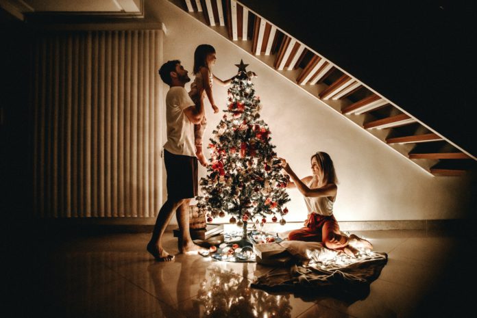 La tradición de poner el árbol de Navidad puede tener muchas variantes | Foto: Pexels