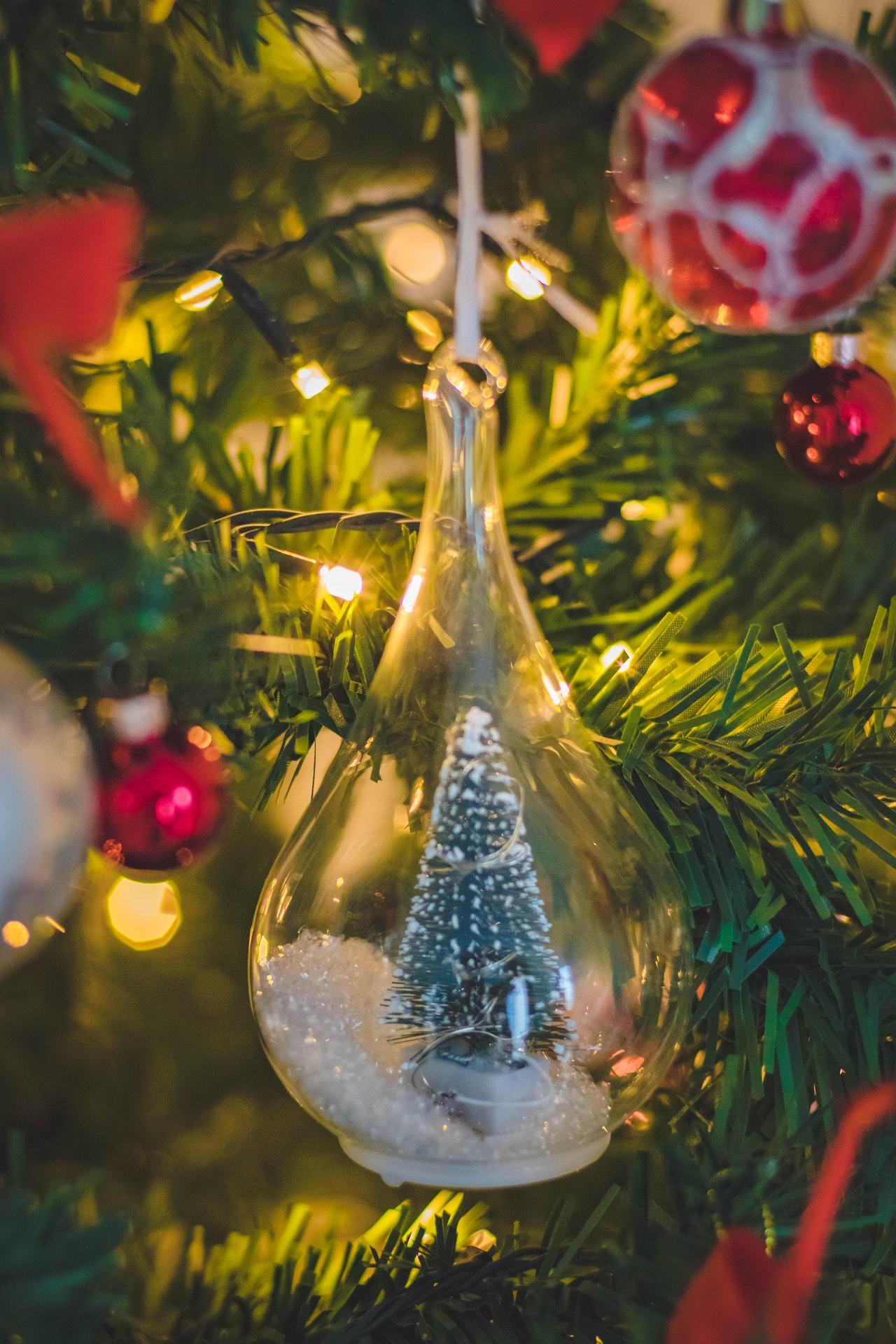 Las esferas navideñas pueden encontrarse en distintas tiendas y bazares de la CDMX | Foto: Pexels