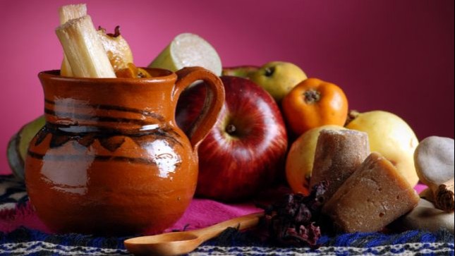 Un ponche de frutas tiene distintos ingredientes | Foto: Gobierno de México