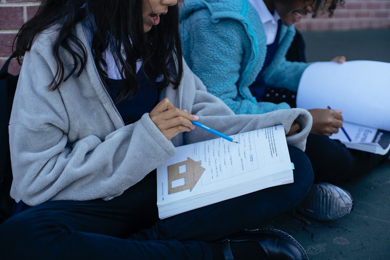 Con las guías de estudio puedes prepararte para tu examen COMIPEMS 2022 | Foto: Pexels