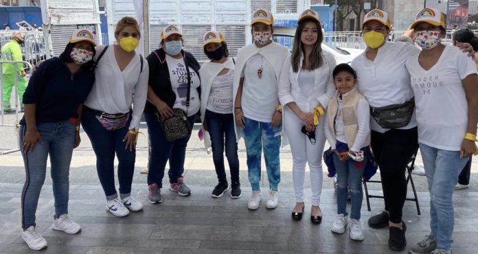 Los padres de niños con cáncer protestan afuera de Palacio Nacional Foto: Twitter