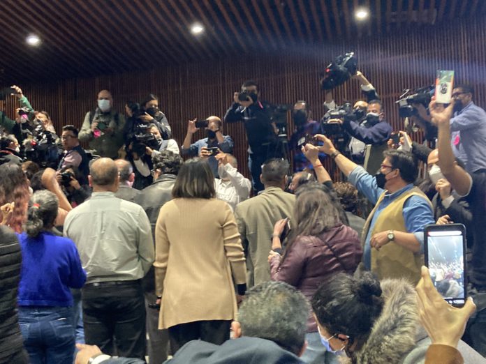 En el Congreso los periodistas guardaron un minuto de silencio por los compañeros de la prensa que han muerto cumpliendo su labor Foto: Twitter Margarita Zavala