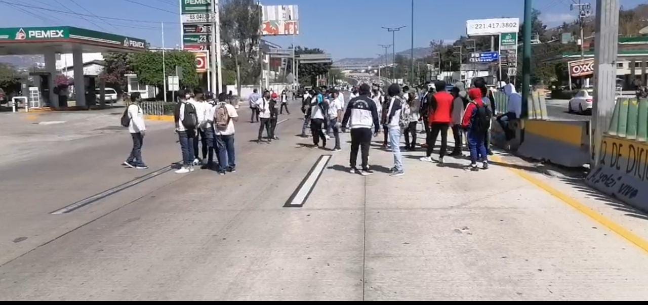 Se mantiene cerrada por normalistas la autopista del Sol en ambos sentidos | Foto: Twitter @lalohdeza 