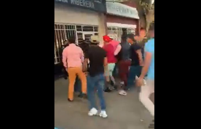 La pelea ocurrió entre los trabajadores del embarcadero de Xochimilco y policías Foto: Captura de pantalla Twitter