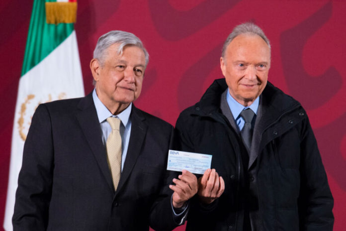 Durante una conferencia, AMLO y el fiscal Alejandro Gertz Manero presumieron un cheque de 2 mil millones de pesos que al final no se pudo cobrar | Foto: Presidencia
