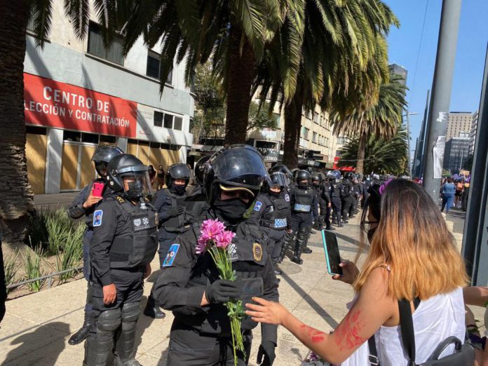 Varias mujeres regalaron flores a las policías que resguardan la marcha de este 8 de marzo Foto: SSC