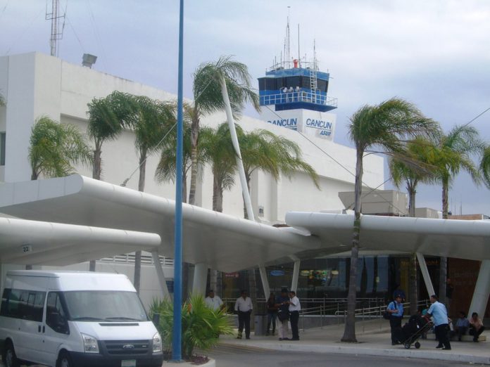 Las autoridades de Quintana Roo continúan investigando qué ocasionó el pánico entre los pasajeros del aeropuerto | Foto: Twitter @Lucio_HG