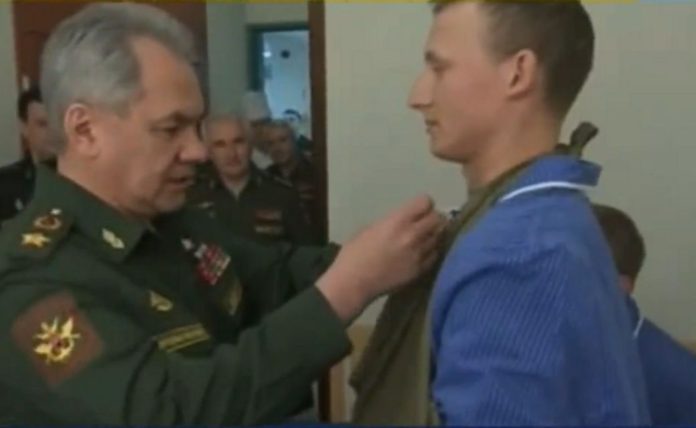 En Rusia muestran imágenes de soldados de guerra siendo premiados por ir a Ucrania Foto: Captura de pantalla Twitter