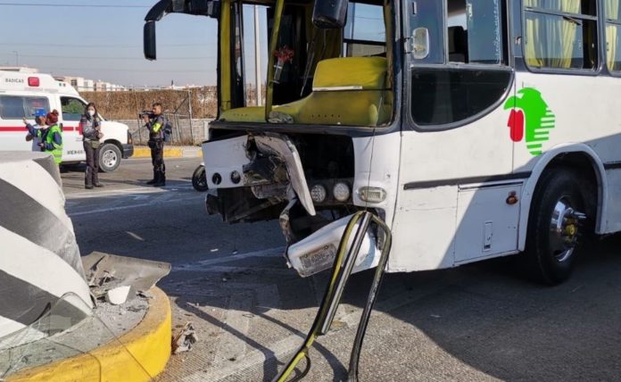 Algunos testigos aseguran que el vehículo iba a exceso de velocidad sobre la autopista México-Pachuca Foto: Twitter Cruz Roja