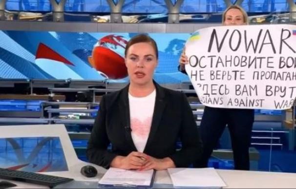 La mujer protestó contra la guerra de Rusia contra Ucrania Foto: Captura de pantalla Twitter