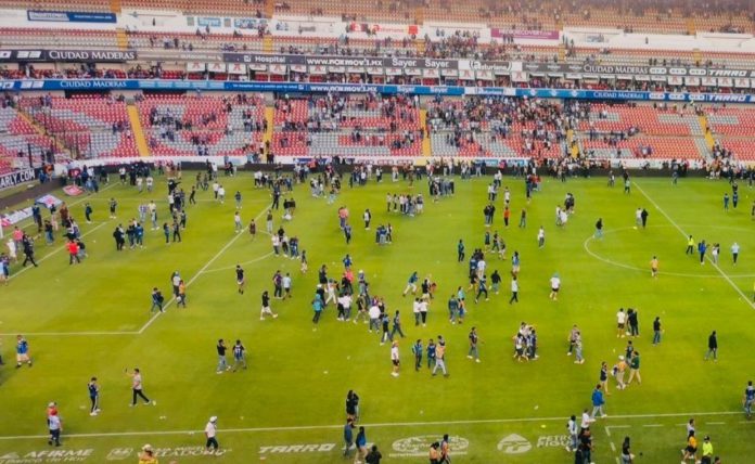 En redes sociales, los asistentes cuestionan las versiones sobre el número de heridos y si no hubo muertos dentro del estadio | Foto: Twitter @ComisarioPepe