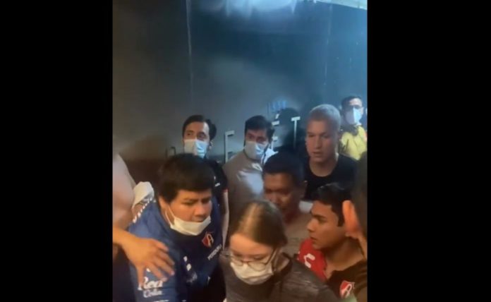 La usuaria de Twitter reveló cómo un niño aficionado de Querétaro le ayudó a salir del estadio Foto: Captura de pantalla Twitter