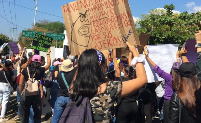 Los colectivos feministas negaron estar organizándose para llevar armas a la marcha del 8 de marzo | Foto: Twitter @yomismitx