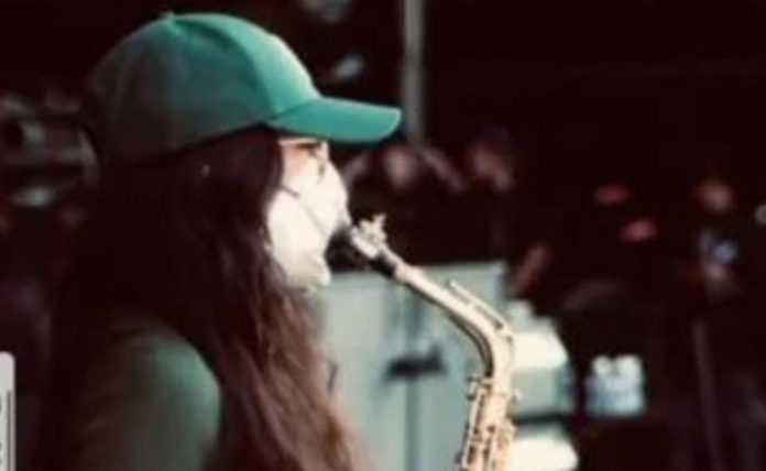 A partir de marzo, María Elena Ríos comenzó su carrera como saxofonista | Foto: Twitter @AdyxOlea