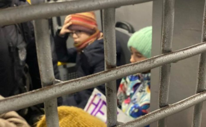 Los niños estuvieron dentro de la celda durante varias horas en Rusia Foto: Fb Alexandra Arkhipova
