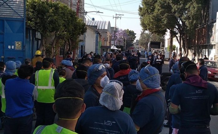 La mañana de este martes varias personas salieron de sus casas o trabajos por el sismo registrado | Foto: Twitter