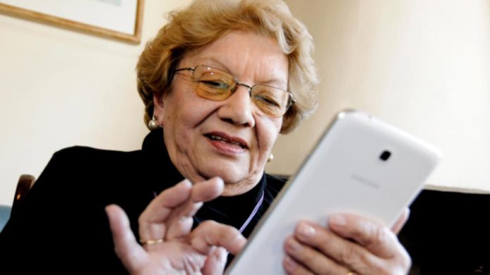 Así puedes hacer el registro para el curso de uso de celular para adultos mayores | Foto: Gobierno de México