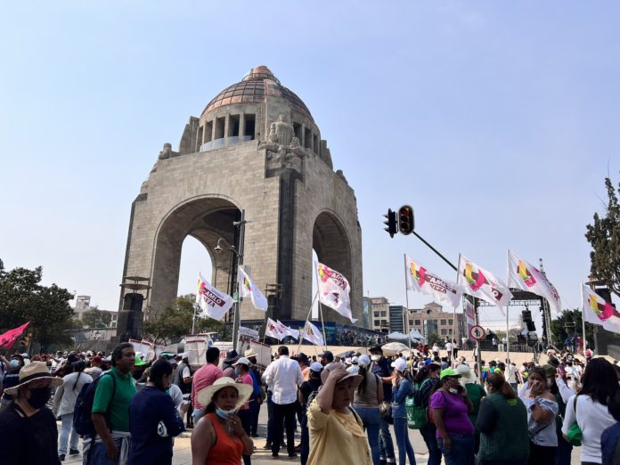 Quienes llegaron al Monumento a la Revolución llevaban carteles y pancartas en apoyo a la revocación de mandato Foto: Twitter @RicardoRoses2