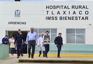 AMLO asegura que durante recorridos en hospitales se ha dado cuenta de la falta de médicos y especialistas Foto: Gobierno de Oaxaca 
