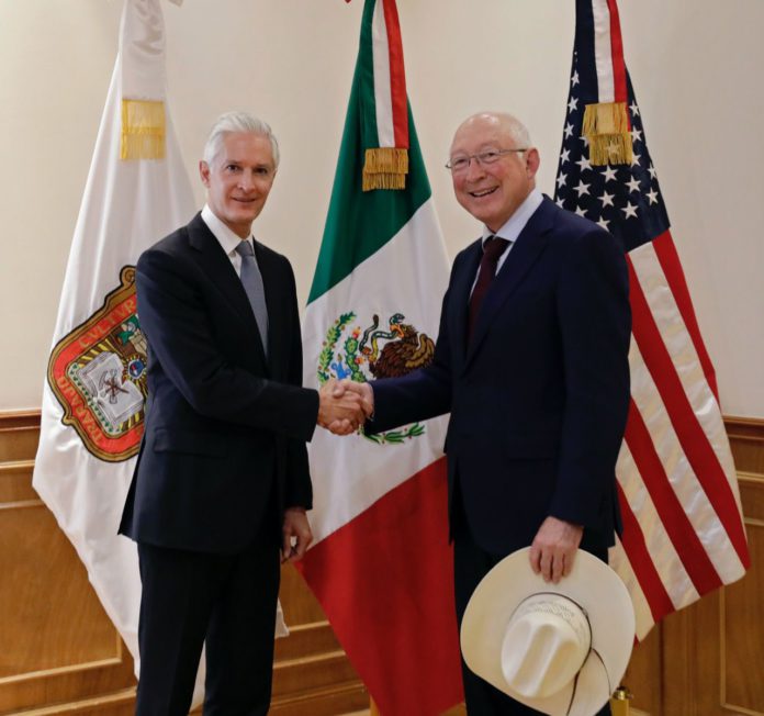 Alfredo Del Mazo, recibió al embajador de Estados Unidos, Ken Salazar, para hablar sobre temas económicos y de seguridad | Foto: Gobierno Edomex