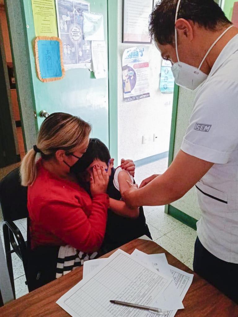 Los niños podrán recibir las vacunas necesarias conforme a su edad en los centros de salud de Edomex | Foto: Gobierno Edomex 