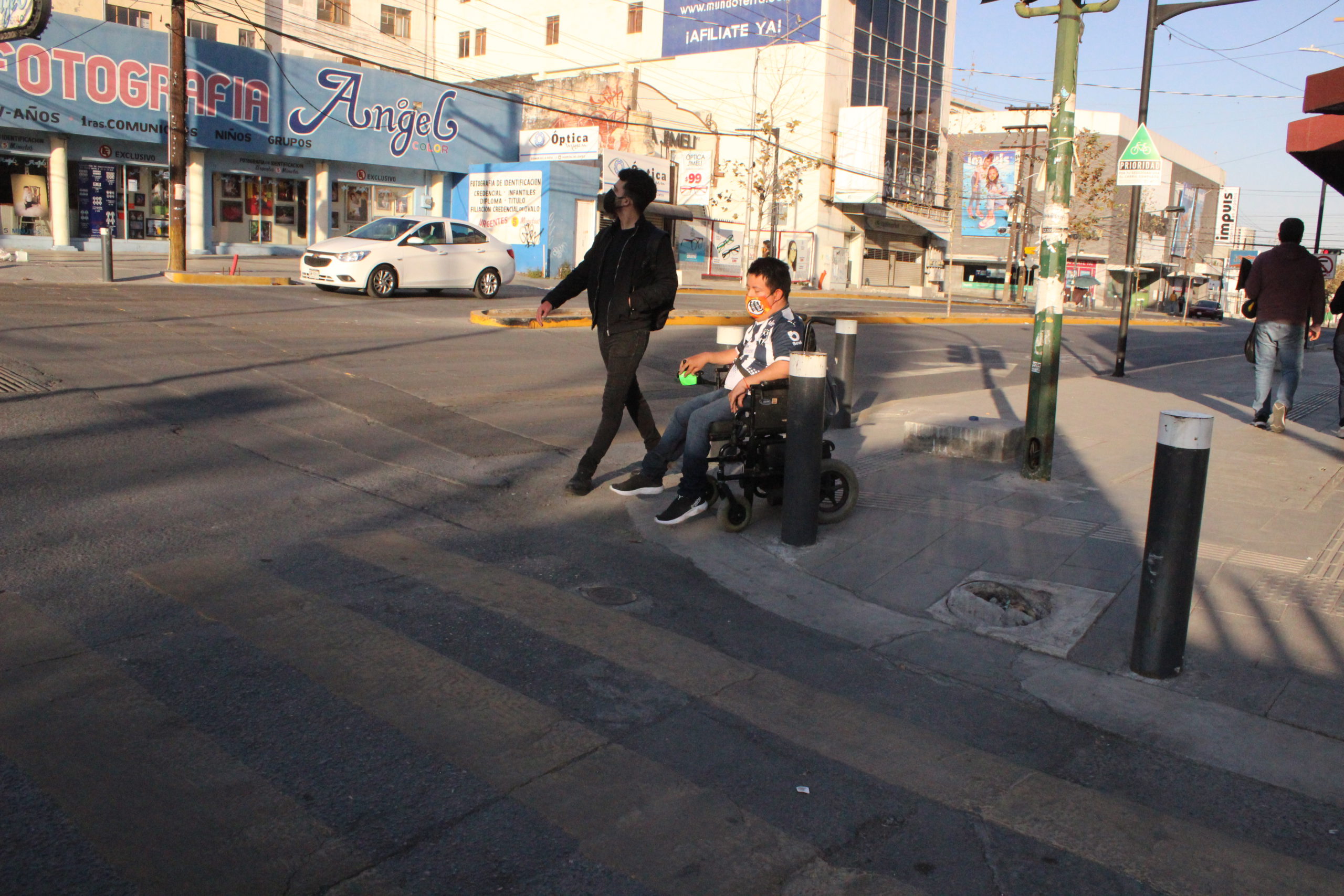  En la esquina de la avenida Juan I. Ramón y Guerrero hay una rampa en la que se encuentran un registro dañado que pone en riesgo a las personas con discapacidad. Crédito: Reyes Ramiro Gamez Barboza