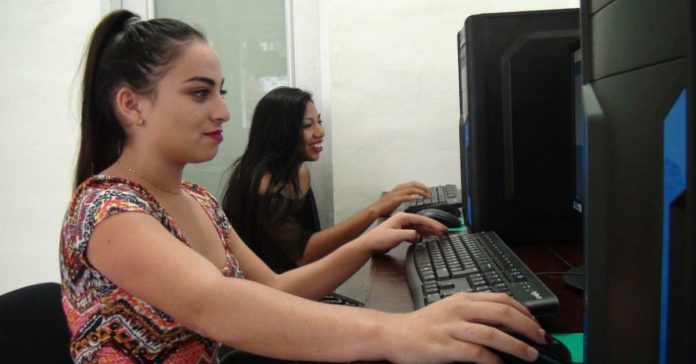 mujeres estudiando Iztapalapa 2022
