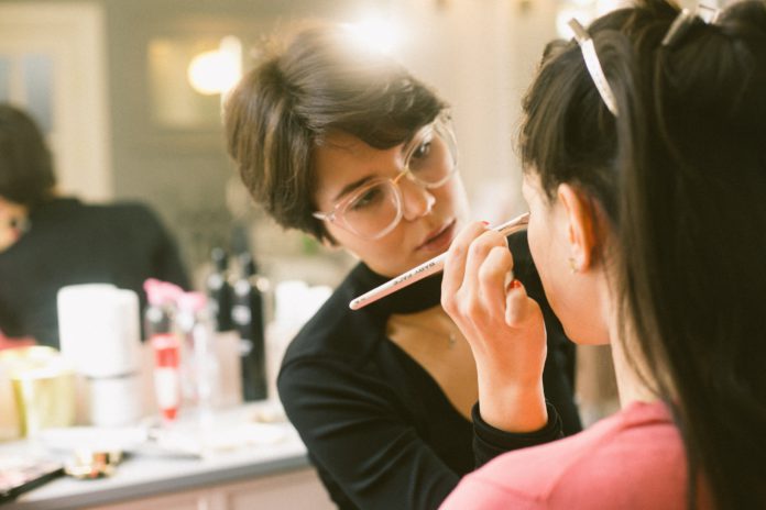 El curso de maquillaje profesional es gratis en PILARES CDMX Foto: Pexels