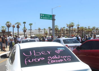 Choferes de Uber bloqueando la glorieta de Fonatur a la salida de San José del Cabo