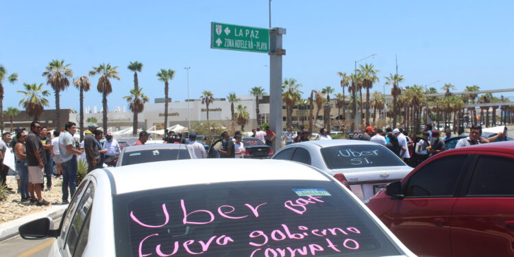 Choferes de Uber bloqueando la glorieta de Fonatur a la salida de San José del Cabo