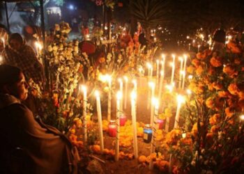 Una de las costumbres de estas festividades es colocar ofrendas en los panteones | Foto: Gobierno de México