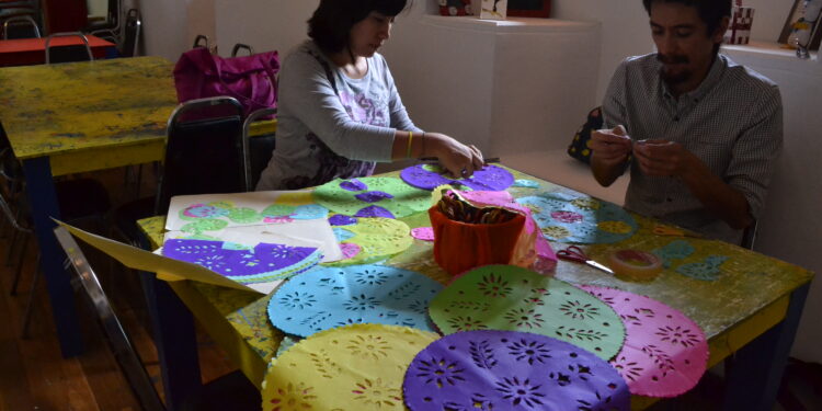 En algunas regiones cada color del papel picado tiene un significado y por eso se elige cuidadosamente para colocarlo en la ofrenda | Foto: Gobierno de Jalisco