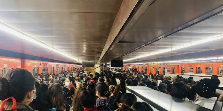 Cada semana los usuarios reportan fallas y retrasos en distintas líneas del Metro de la CDMX | Foto: Twitter @Ansdry
