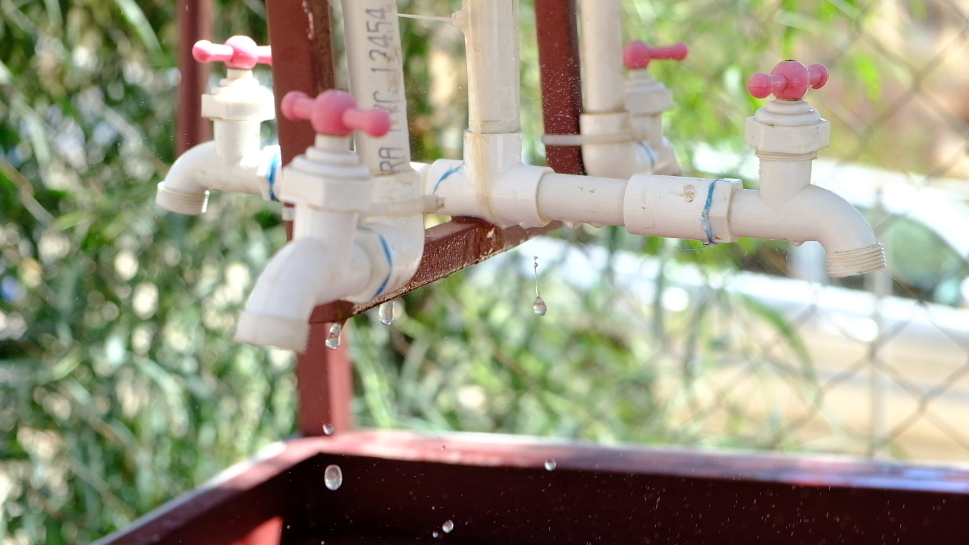 La fuga de agua es notoria en algunos modelos, como fue detectado en la escuela “Misiones de Baja California”. Crédito: Isaac Rosas León. 