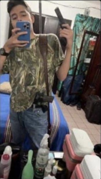 En su perfil, uno de los jóvenes se muestra con una pistola en la mano. Son acusados de agredir a un adulto mayor en Hidalgo | Foto: Twitter 