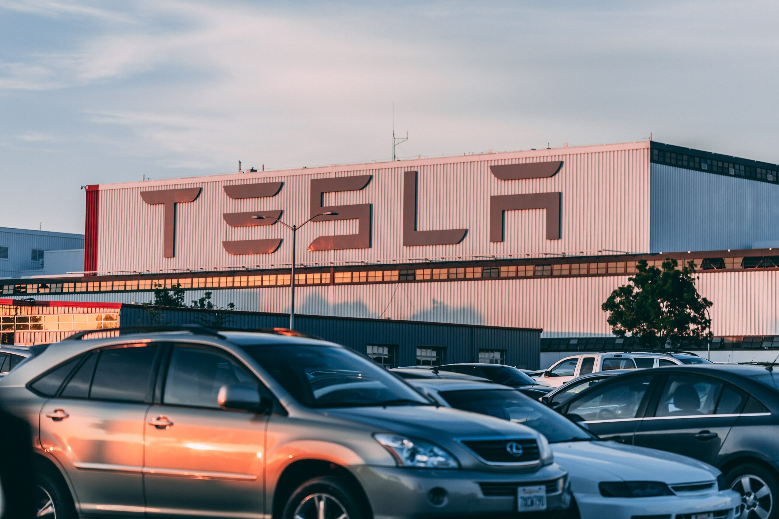 A Li Qiang se le atribuye haber convencido a Tesla de construir su fábrica más grande en el extranjero en Shanghái, un logro que ha reforzado su reputación favorable a los negocios | Foto: Pexels