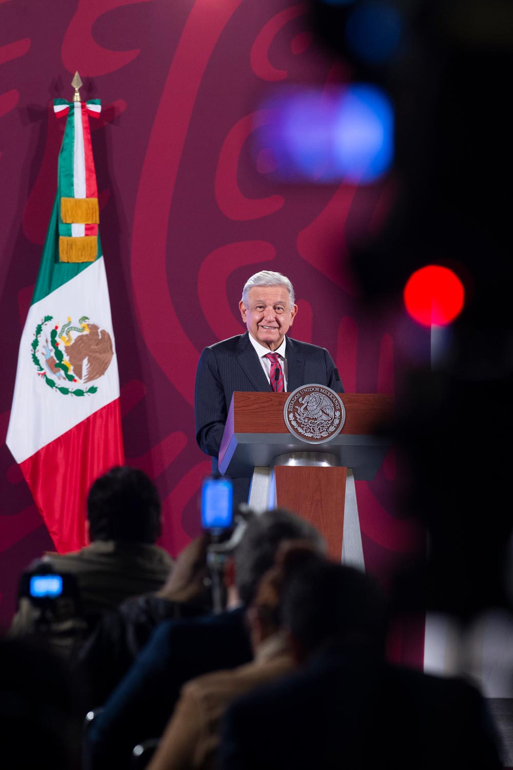 López Obrador considera que en ese país, los medios no informan pues hay gente protestando en las calles Foto: AMLO 