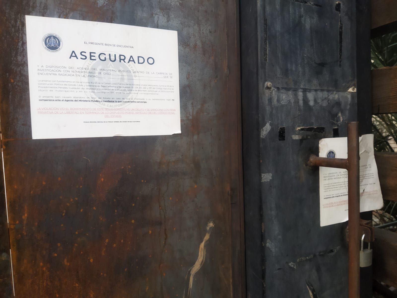 Notificación de aseguramiento por fuera del complejo del Club Deportivo Camac.Crédito: Marysol Dávila
