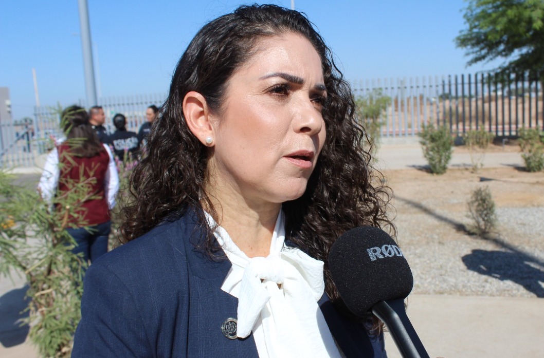  Hortensia Noriega León, Fiscal Regional de Mexicali  atendiendo a maestros después de la audiencia de imputación de cargos.Crédito: Fiscalía General del Estado de Baja California
