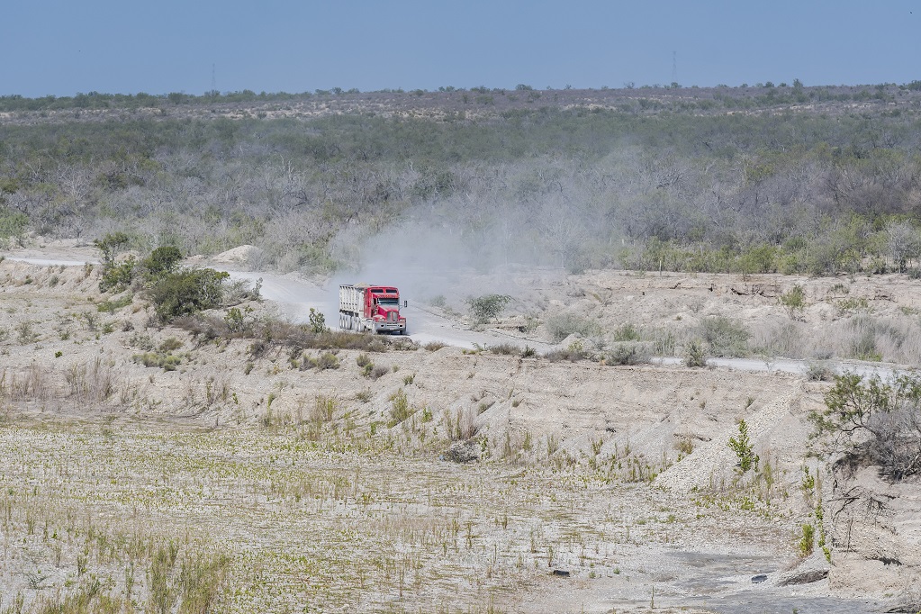 A pesar de que la Conagua asegura que ya nadie tiene permitido la extracción de material pétreo, en el río San Rodrigo se siguen viendo camiones que cargan material. Crédito: Omar Saucedo.
