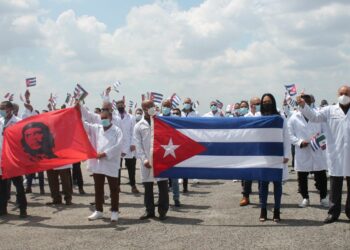 Médicos cubanos han costado a México hasta 100 millones de pesos