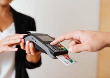 Cada tarjeta de crédito tiene diferentes condiciones dependiendo del banco con el que la tramites / imagen: pexels.com