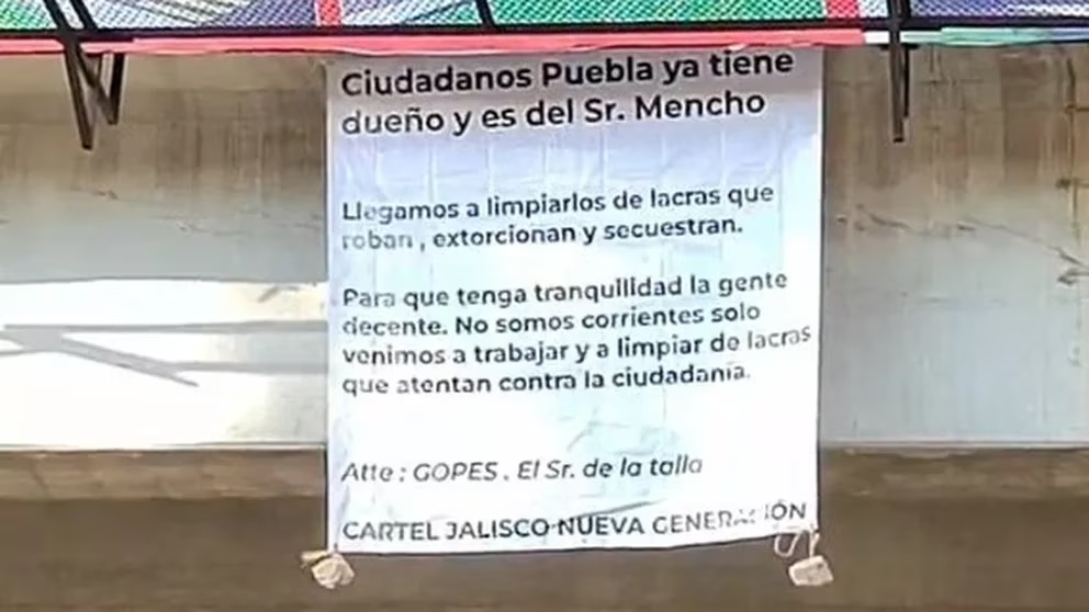 El Cártel de Jalisco Nueva Generación presuntamente colocó narcomantas para anunciar su llegada a Puebla. FOTO: Twitter @LPueblo2
