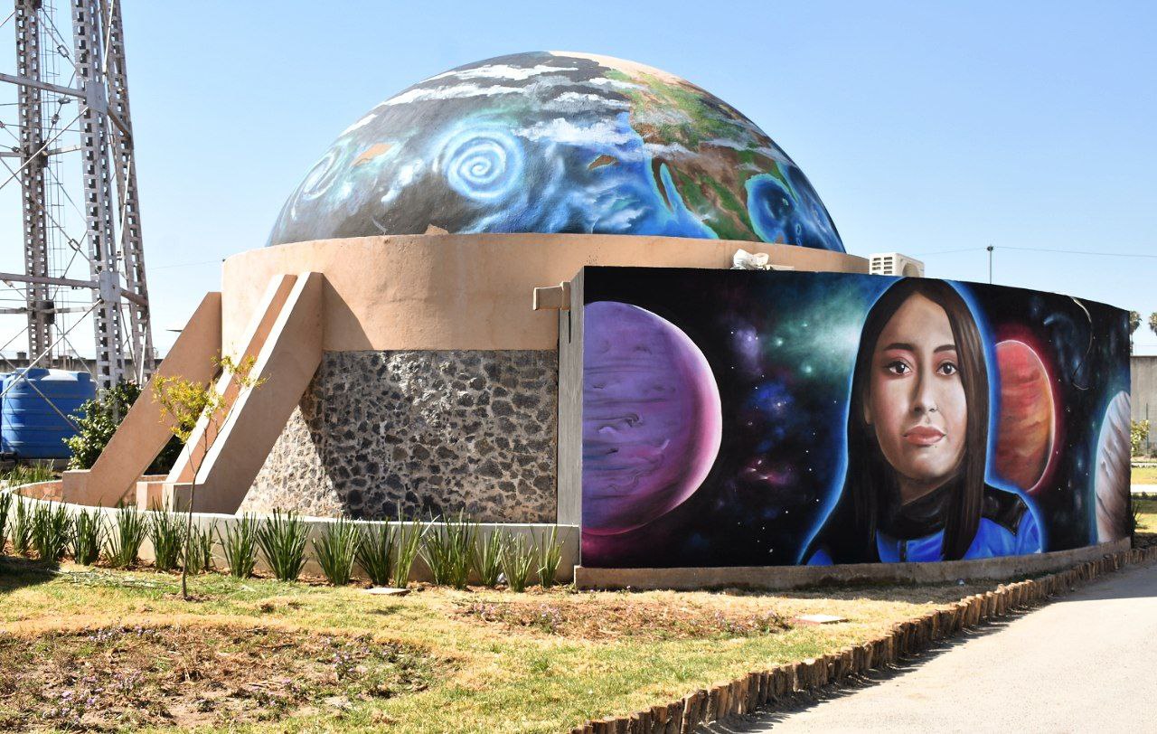 En la fachada del planetario hay un retrato de la astronauta mexicana, Katya Echazarreta. FOTO: @CarlaBrugadaM
